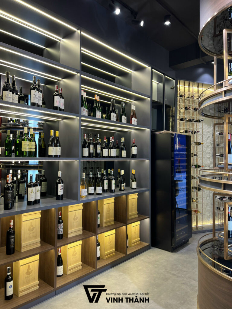 Không gian trưng bày rượu gỗ, inox  kết hợp hệ thống chiếu sáng led giúp không gian thêm phần ấm áp